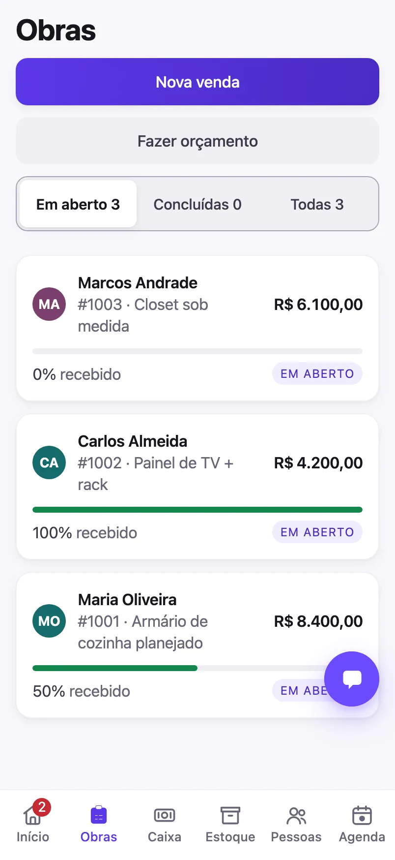 A lista de obras abertas no aplicativo, cada uma com o cliente, o valor combinado e quanto já foi recebido dela.